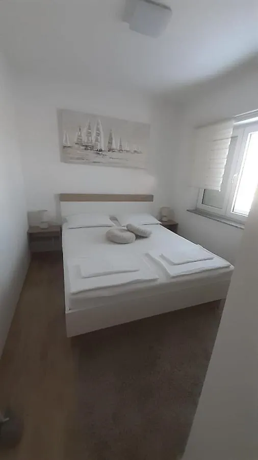 Apartmani Lucija Povljana 0*,
