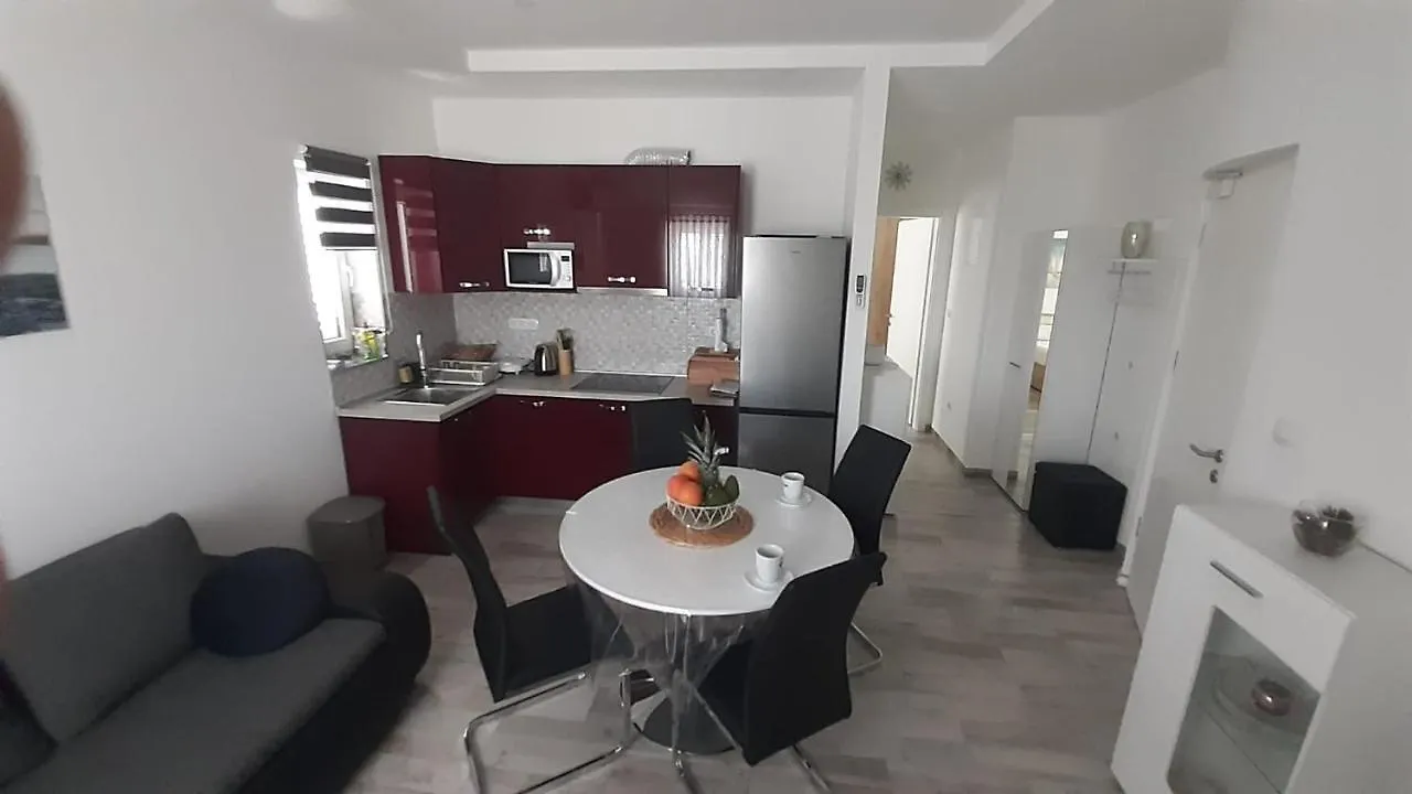 Apartmani Lucija Povljana