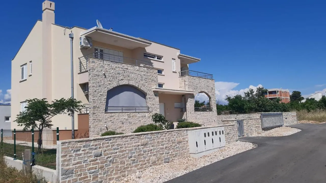 Apartmani Lucija Povljana