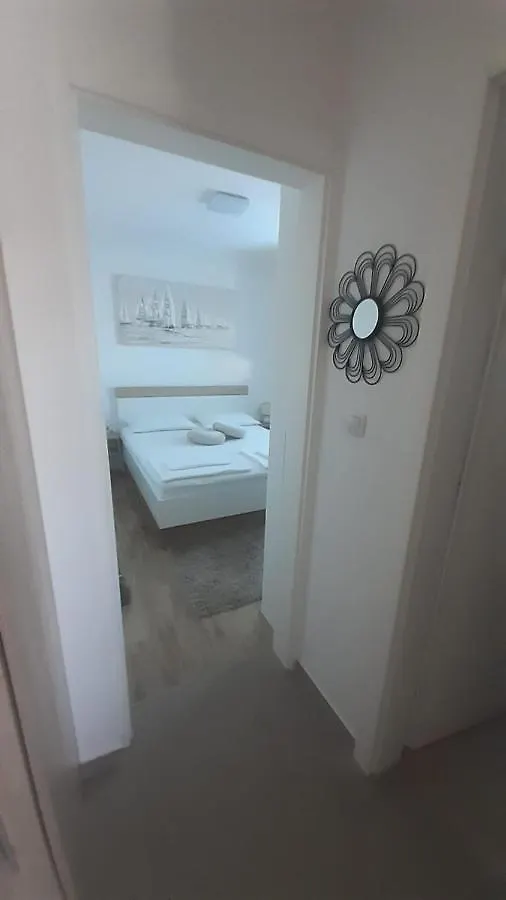 Apartmani Lucija Povljana 0*,