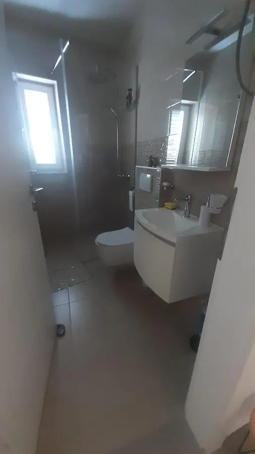Apartmani Lucija Povljana