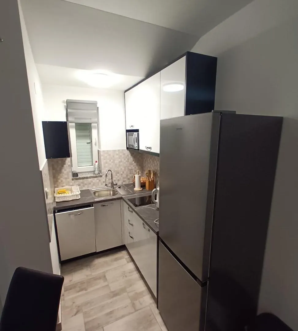 Apartmani Lucija Povljana 0*,