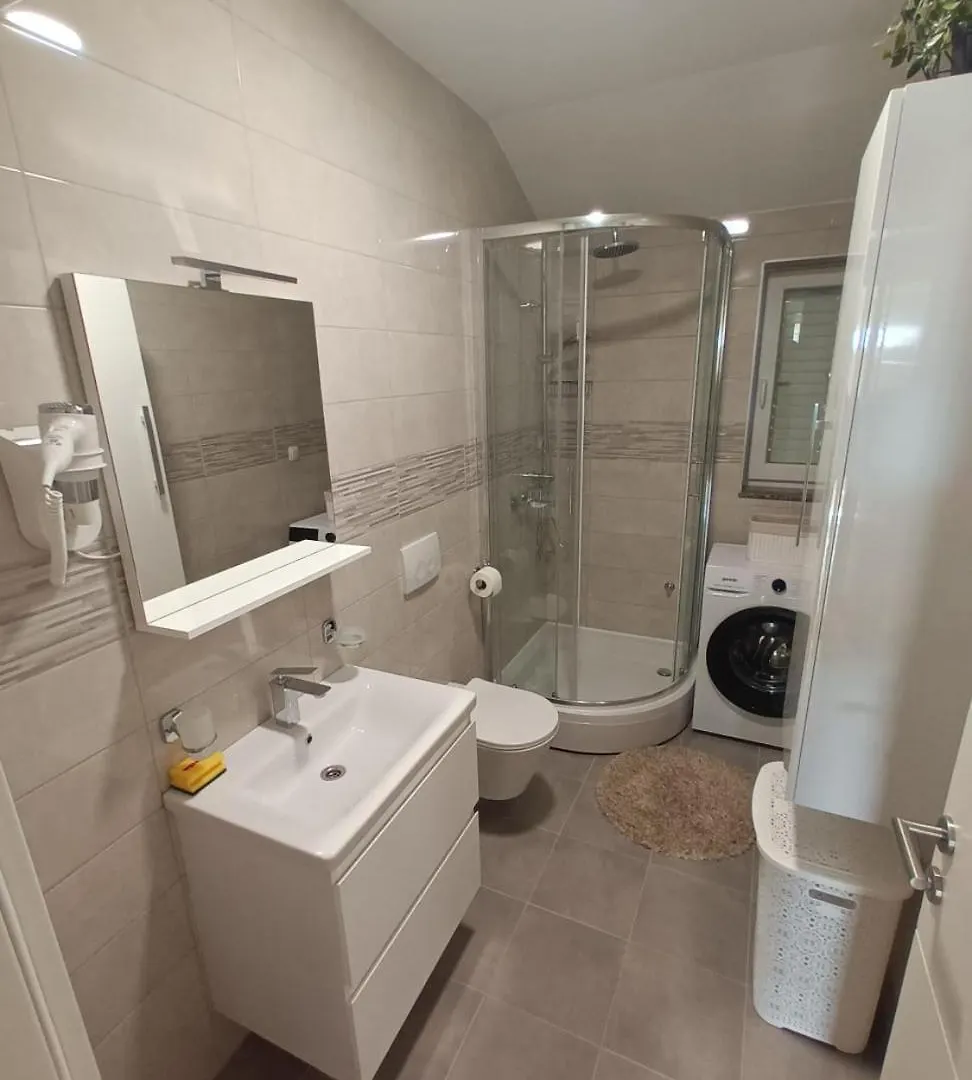 Apartmani Lucija Povljana